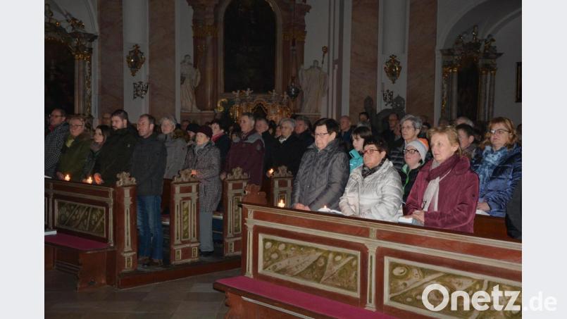 Blick in die vollbesetzte Dreifaltigkeitskirche Kappl beim Lichtergottesdienst am Sonntagnachmittag. Bild: jr
