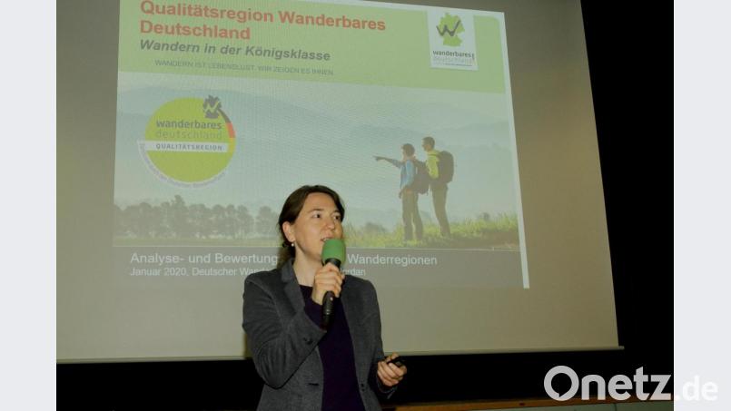Bildtext:
Liane Jordan vom Deutschen Wanderverband informiert in Bischofsgrün über das Prozedere, wenn das Fichtelgebirge &quot;Qualitätsregion Wanderbares Deutschland&quot; werden will. Bild: exb
