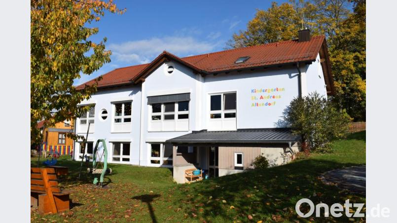 Das Gelände hinter dem Kindergarten soll abgeflacht und mit Spielgeräten bestückt werden. Die Arbeiten sind für das kommende Frühjahr geplant. Bild: bnr