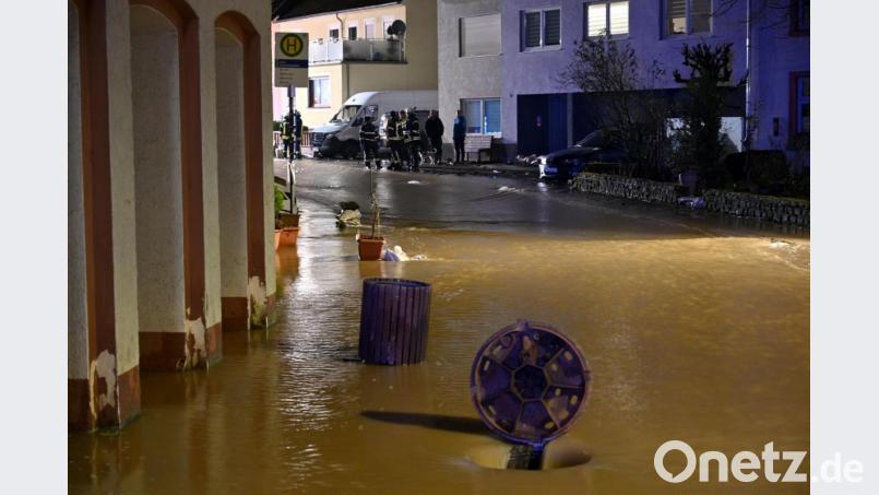 Das Wasser soll über Abflussschächte ablaufen. Bild: Harald Tittel/dpa