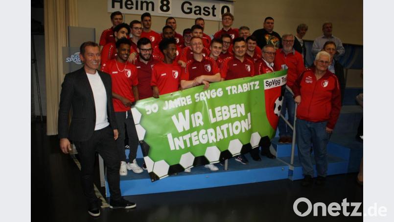 Stolz trägt die &quot;Fankurve&quot; der Spielvereinigung Trabitz im Fernsehstudio ihr Banner zur Schau, das der Förderkreis des Sportvereins gesponsert hat. Links im Bild &quot;Blickpunkt Sport&quot;-Moderator Markus Othmer. Auch das Sportmagazin könnte heuer Jubiläum feiern: Vor 45 Jahren wurde die erste Sendung ausgestrahlt. Bild: bjp