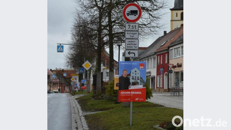 Wieder entfernt werden mussten Wahlplakate, die am Wochenende an den Masten mehrerer Verkehrszeichen befestigt wurden. Bild: jr