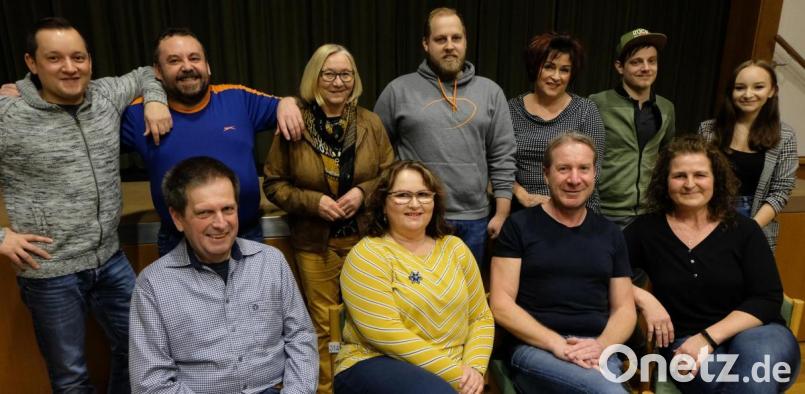 Die Laienschauspieler "Zum Pfarrplatzl " um Spielleiter Hans "Jumbo" Braun (Stehend Zweiter von links) bekommen Unterstützung durch Regisseur Andreas Stahl (Stehend, links) und neue Darsteller. Bild: le