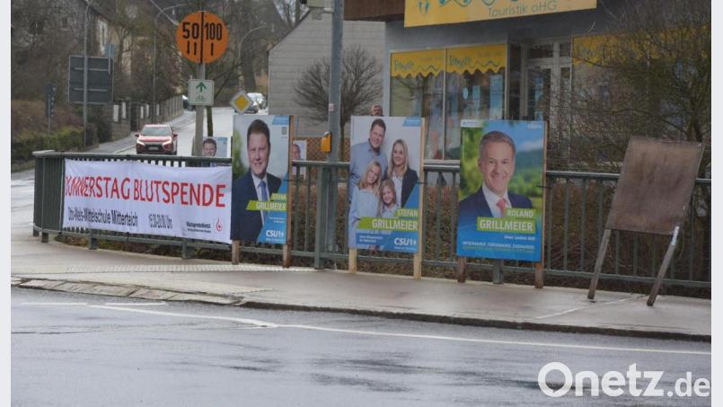 Grundsätzlich nicht gestattet sind laut dem Staatlichen Bauamt Amberg-Sulzbach Plakate und andere Werbemittel an Geländern von Brücken, die Teil von übergeordneten Straßen sind – ein Beispiel ist etwa die Färberbrücke an der Ecke Wiesauer Straße/Marktredwitzer Straße. Für das Blutspende-Banner gibt es laut Stadt eine Sondergenehmigung. Bild: jr