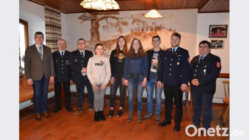 Große Freude herrscht bei der Feuerwehr Tröbes über den Eintritt von neuen Jungfeuerwehrleuten in die Wehr. Es gratulierten Bürgermeister Hermann Ach, Kommandant Hans Neuber, 2. Vorsitzender Manuel Balk (von links) sowie Vorsitzender Karl Frischholz und 2. Kommandant Michael Bauer und (von rechts). Bild: gi