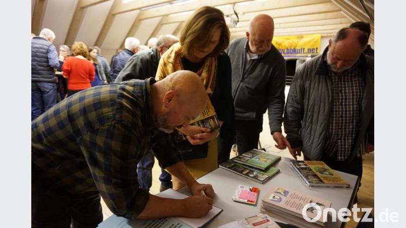 Gerne signierte Zdeněk Procházka (links) den vorgestellten dritten Band der Dokumentation über „Mühlen und Wasserbetriebe des Tachauer und Mieser Gebiet“ Bild: eib