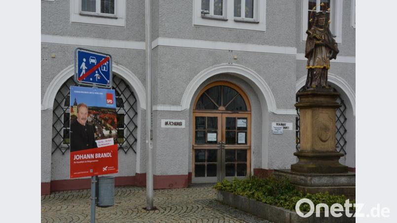 Wieder entfernt werden mussten Wahlplakate, die am Wochenende an den Masten mehrerer Verkehrszeichen befestigt wurden. Auch wegen der unmittelbaren Nähe zu öffentlichen Gebäuden und Schulen mussten einige Plakate versetzt werden oder ganz verschwinden. Bild: lnz