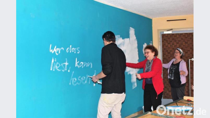 Es wird heller im Ring-Theater. Und auch der Klang in den Räumen verändert sich. Zumindestens war der Spaß an der Freude nicht zu überhören. Marcus Trepesch, Brigitte Netta und Susan Batten-Seidl (von links) setzen hier die ersten Pinselstriche fürs neue Domizil von A.K.T. an. Bild: Dagmar Williamson