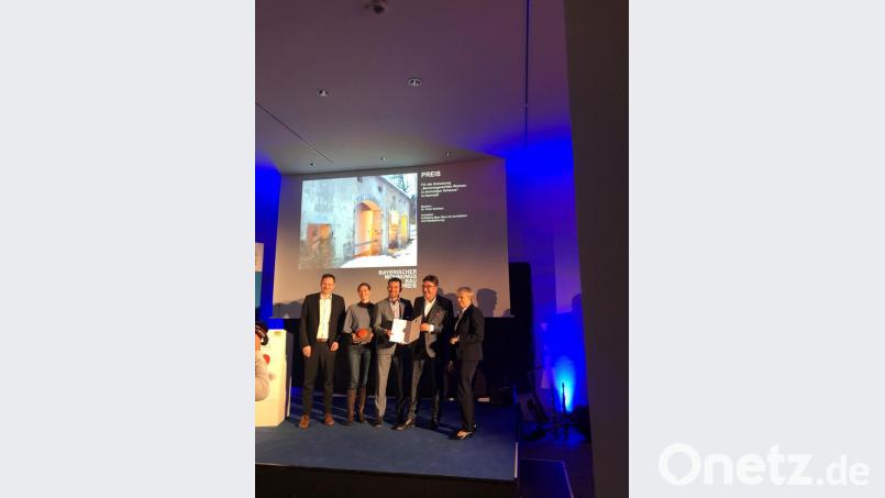 Beim Landeswettbewerb für den Wohnungsbau in Bayern wurden die Bauherren Carolin und Peter Deinlein (Zweite bis Vierter von links) sowie Architekt Karlheinz Beer ausgezeichnet. Mit auf dem Foto der ehemalige Bauminister Hans Reichhart (links) und ein Teil der Jury. Bild: exb/Steffen Leiprecht