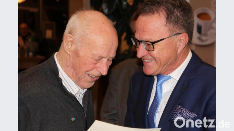 &quot;Lieber Korl, du worst mir immer ein Vorbild&quot;, mit diesen Worten gratulierte der stellvertretende CSA-Landesvorsitzende Reiner Meier (rechts) dem 102-jährigen Karl Ernstberger aus Wiesau zu 60 Jahren Mitgliedschaft in der CSA. Bild: kro