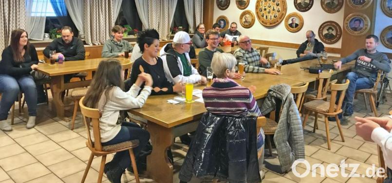 Zahlreiche Interessierte kamen zum Schafkopfkurs in das Schützenheim. Bild: wee