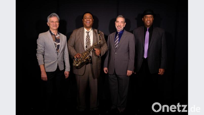Sie tauschen die großen Bühnen der Welt gegen das intime Ambiente eines kleinen Jazz-Clubs in der Provinz: „Soul Chemistry“ - das sind (von links) Joris Dudli (Schlagzeug), Vincent Herring (Altsaxofon), Urs Hager (Klavier) und Essiet Essiet (Kontrabass). Bild: exb