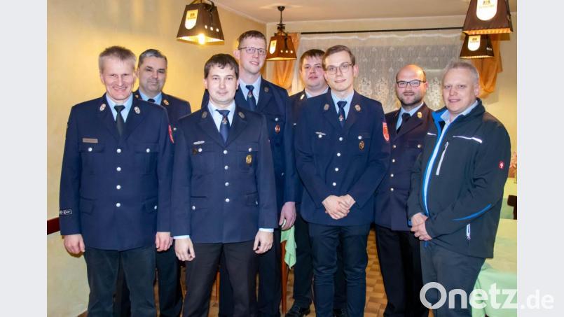 Geehrte, Führungskräfte und Ehrengäste: (von links): Kreisbrandmeister Rainer Kopp, Kreisbrandinspektor Wolfgang Schwarz, Vorsitzender Matthias Friedl, Andreas Helldörfer (geehrt für 25 Jahre), Kommandant Markus Helldörfer, Marco Weiß (geehrt für 10 Jahre), Kreisbrandrat Marco Saller und Bürgermeister Jürgen Kürzinger. Bild: ilt