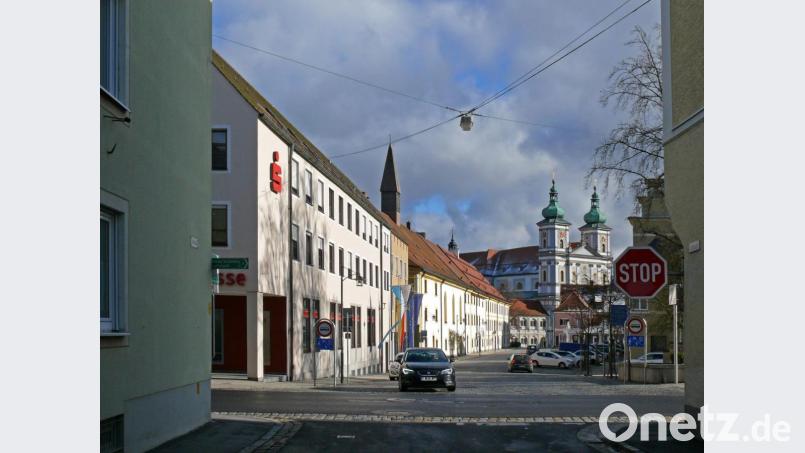 An der Hauswand links soll eine großformatige Werbeanlage angebracht werden. Der Stadtrat lehnte das Vorhaben mit dem Hinweis auf die Gestaltungssatzung bereits im Herbst ab. Am Montag verweigerte der Stadtrat erneut das gemeindliche Einvernehmen. Bild: kgg