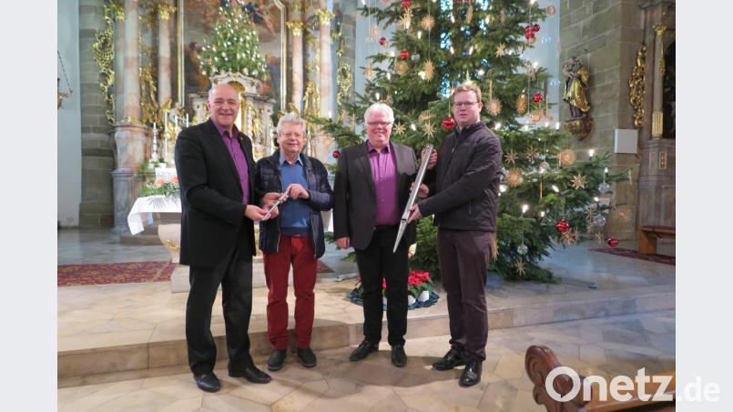 "Vergelt`s Gott" sagte Stadtpfarrer Thomas Kraus (rechts) Christian Kick, Josef Zaglmann und Alexander Meiler (von links). Bild: jzk