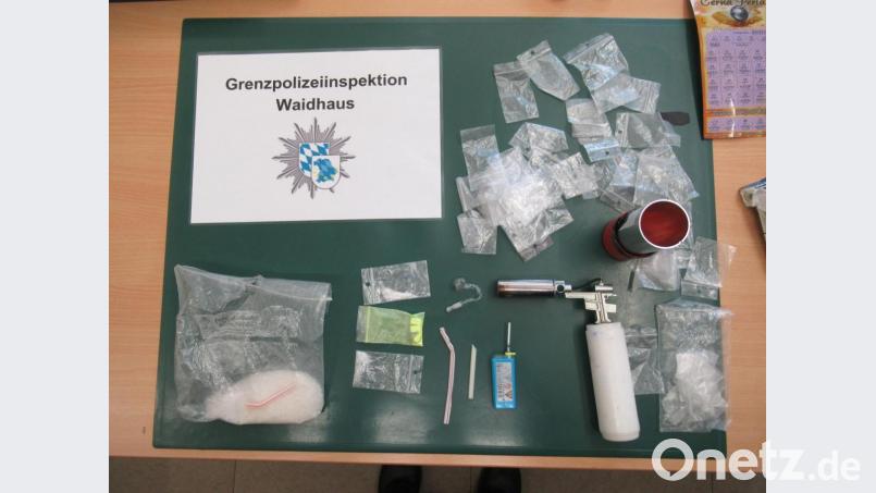 Unter anderem 7 Ecstasy-Tabletten und 75 Gramm Crystal konfiszieren die Schleierfahnder bei Waidhaus. Bild: GPI Waidhaus