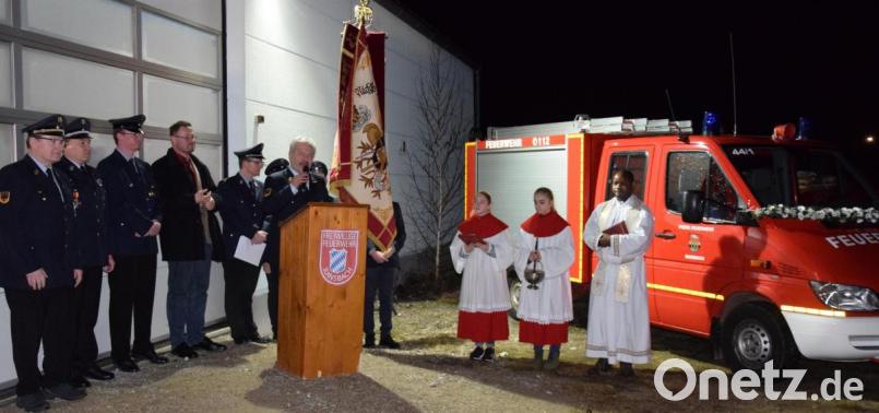 Feuerwehrmäßig ist die Freiwillige Feuerwehr aus Ransbach jetzt auch im 21. Jahrhundert angekommen, sagte ihr Kommandant nach dem Erhalt der Autoschlüssel für das ehemalige Tragkraftspritzenfahrzeug der Mendorferbucher.. Im Namen der Landkreisfeuerwehr gratulierte auch Kreisbrandrat Fredi Weiß für die Landkreisfeuerwehr (am Rednerpult) sowie Bürgermeister Florian Junkes. Pfarrer Peter Lungo aus Utzenhofen erbat die kirchlichen Segen für stets unfallfreie Einsätze. Bild: bö