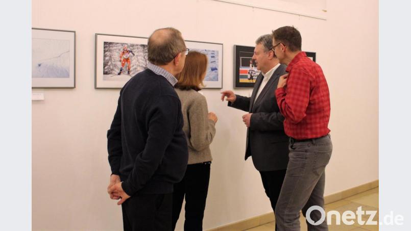 Landrat Richard Reisinger (Zweiter von rechts) sieht sich die Werke der Hobbyfotografen an. Es sei eine Selbstverständlichkeit, der Volkshochschul-Fotogruppe die Räume im Landratsamt für die Ausstellung zur überlassen. Bild: Dagmar Williamson