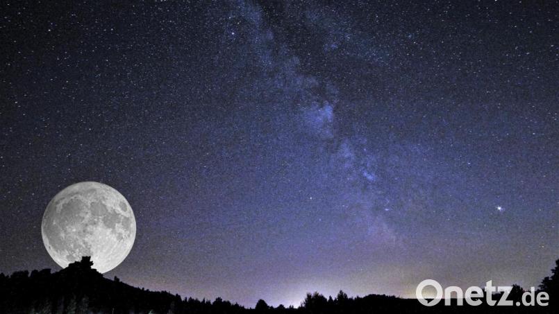 Dieses Foto der Milchstraße hat Sternwarten-Mitarbeiter Hermann Schwarzer geschossen. Es ist aus zwei Bildern zusammengesetzt, denn der Mond ist nachträglich eingefügt worden. Bild: Hermann Schwarzer/exb
