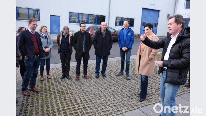 Siegfried Schröpf (rechts), Mitinhaber von Grammer-Solar, stellte Staatssekretär Florian Pronold (links) sein Unternehmen vor. Zu dem Treffen eingeladen hatte SPD-Oberbürgermeisterkandidatin Birgit Fruth (Zweite von rechts). Bild: usc