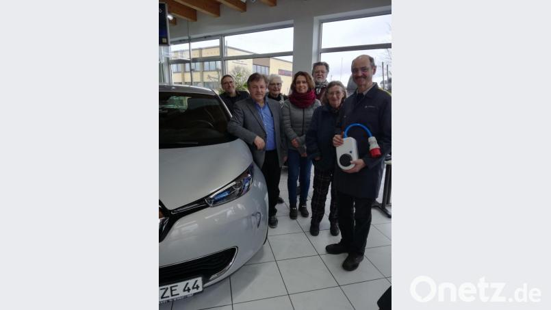 Vertreter der Grünen besuchten vor kurzem das Autohaus Gradl. Im Bild (von links): Franz Heinrich, Konrad Schedl, Magdalena Heinrich, Katrin Roider, Peter Riecker, Gisela Riecker und Johann Gradl (Chef des Autohauses mit mobiler Wallbox) Bild: Konrad Schedl/exb