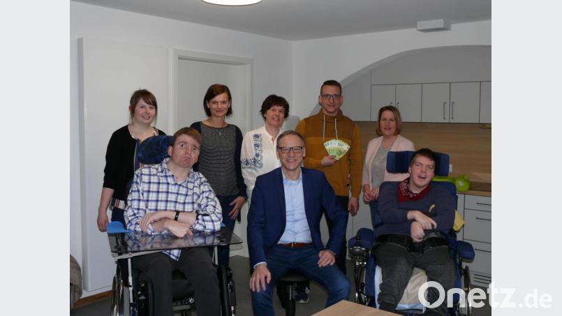 900 Euro überreichte die Delegation aus dem Rathaus an die Wohngruppe im Haus St. Gertrud. Vorne von links Johann Hägler, Bürgermeister Bernd Sommer und Christian Reißmann. Hintere Reihe von links Melanie Döllinger, Inge Frank, Elke Bauer, Benjamin Müller und Claudia Seidler. Bild: kgg