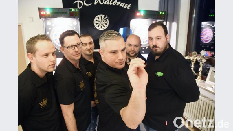 Nur noch wenige Tag sind es bis zum Wettkampf, der darüber entscheidet, ob der Dartsclub „Waldrast“ in die E-Darts-Bundesliga aufsteigt. Fest im Visier haben dies David Haberberger, Holger Schmalzreich, Cengiz Beyhan, Bayram Çinak junior, Tobias Wolf und Michael Krause (von links). Zur Mannschaft gehört noch Darrik Williams, der allerdings nicht auf dem Bild ist. Bild: Gabi Schönberger