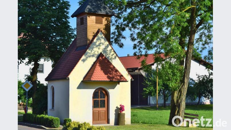 Die Kapelle in der Mitte des Dorfes wurde 1958 gebaut, um die nach dem Krieg neu angeschaffte Sterbeglocke in ihrem Turm unterzubringen. Bild: exb