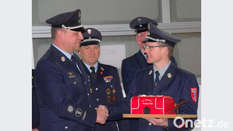 Der Ransbacher Kommandant Andreas Bruckmüler (rechts) übergibt symbolhaft den Löschanhänger der Ransbacher in Form eines &quot;Feuerwehrkuchens&quot; an den Kommandanten Andreas Lindner (links) von der Feuerwehr Allersburg-Berghausen. Bild: bö