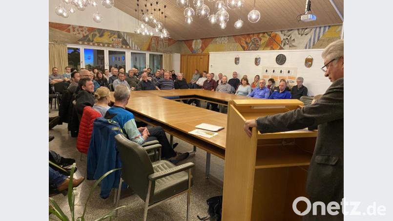 Der Rathaussaal ist voll. Um die 70 Bürger verfolgen zum letzten Mal die Ausführungen Günter Stichs als Bürgermeister. Bild: eig