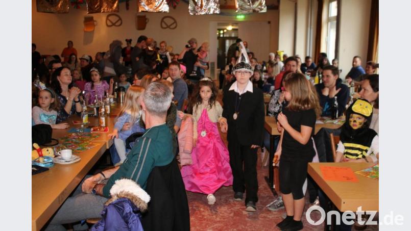 Das Kinderprinzenpaar Lena I. und Maximilian I. schreiten feierlich zur Bühne. Bild: sne