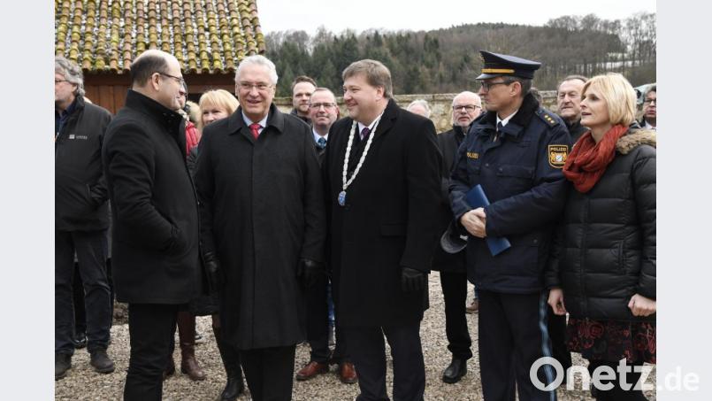 Die Klosterburg Kastl wird zur Hochschule für den öffentlichen Dienst/Fachbereich Polizei: Mit der Einweihung des ersten Unterkunftgebäudes ist der erste Bauabschnitt geschafft. Zur Freude von (von links) Finanzminister Albert Füracker, Innenminister Joachim Herrmann, Bürgermeister Stefan Braun, Polizeidirektor Stefan Beil und stellvertretende Projektleiterin Marion Irlbacher. Bild: Petra Hartl