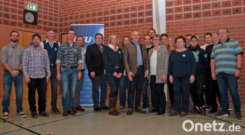 Der CSU-Ortsverband Krummennaab zeigte sich am Wahlabend gut aufgestellt. Erneut untermauerte Marion Höcht (9. von rechts) ihren Anspruch auf den Bürgermeistersessel. Landratskandidat Roland Grillmeier (9. von links) gratulierte zur gelungenen Veranstaltung in der Mehrzweckhalle. Bild: exb – Birgit Technik Krummennaab Bild: exb - Birgit Technik, Krummennaab