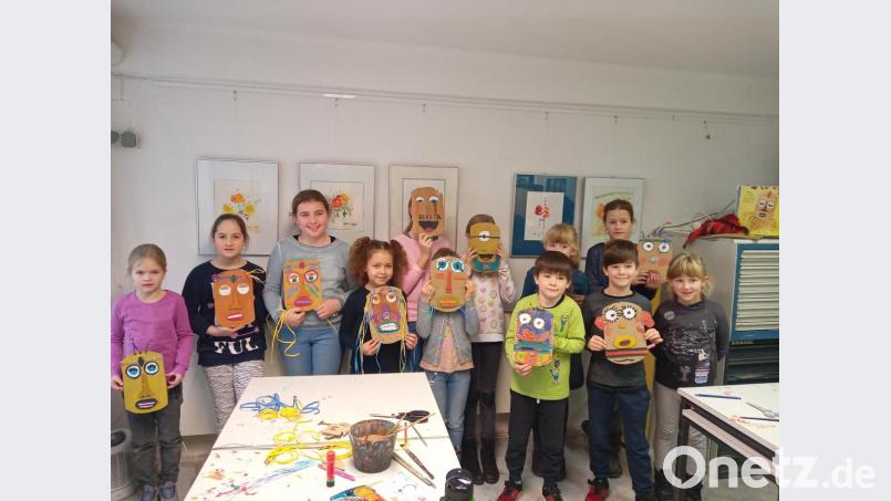 Waltraud Müller freute sich über die schönen Masken beim Kindermalkurs. Bild: jzk