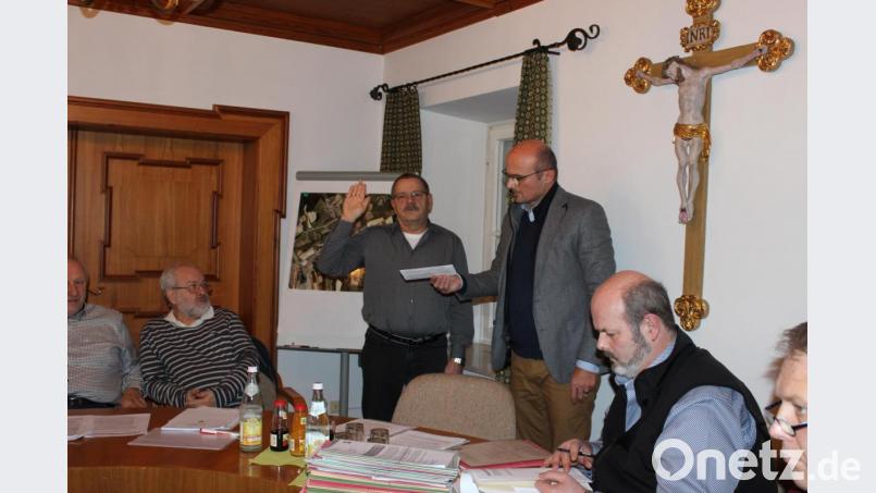 Bürgermeister Maximilian Beer (rechts) vereidigte Marktrat Franz Stockerl (links) als neuen Feldgeschworenen. Bild: pko