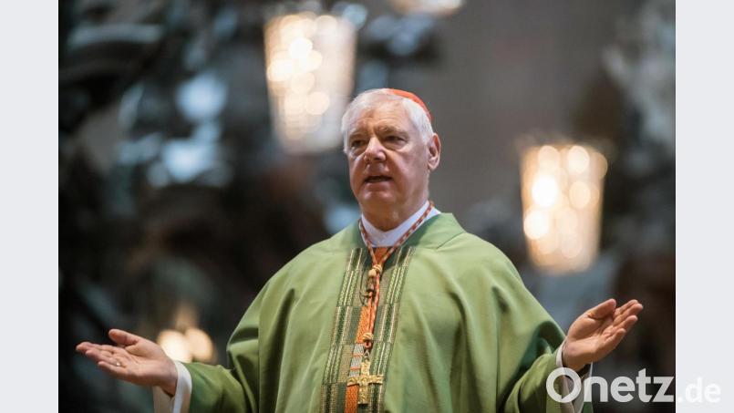 Kardinal Gerhard Ludwig Müller breitet bei einer Messe im Mainzer Dom die Arme aus. Bild: Andreas Arnold