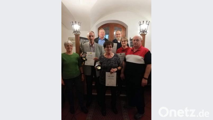 Der Wanderverein in Person des Vorsitzenden Christian Renner (rechts) und seiner Stellvertreterin Christa Kindzorra (links) ehrt langjähriger Mitglieder. Für 40 Jahre Vereinstreue wird Andreas Zinkl (hinten links) ausgezeichnet, für 25 Jahre Rolf Weber (vorn, Zweiter von links), Lydia Weber (vorn Mitte), Christa Gebhardt (vorn, Zweiter von rechts) und Hans Gebhardt (hinten rechts). Bild: u