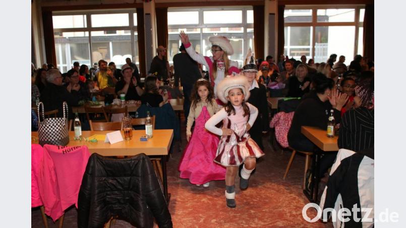 Kinderprinzenpaar, Tanzinis und Trainerin Claudia Meier zeigen sich fit für den Faschingszug am 9. Februar in Hütten. Bild: sne