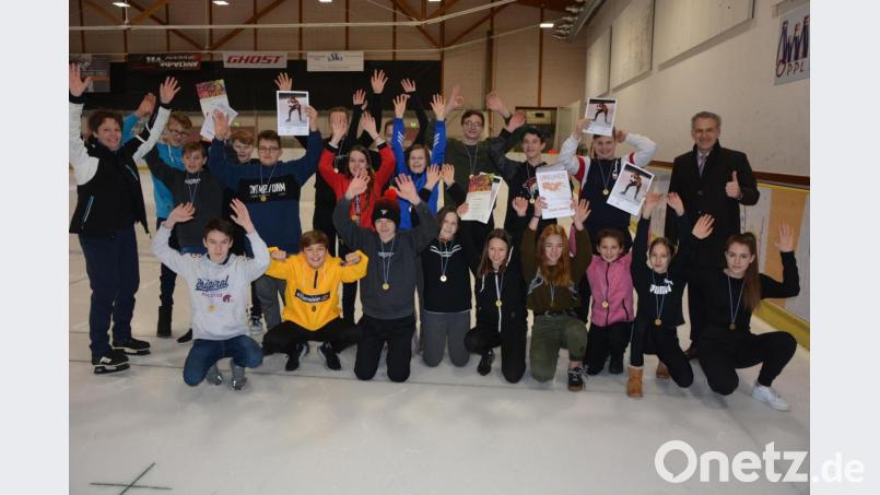 Unser Bild zeigt die vier Oberpfalzmeister beim Bezirksfinale der Eisschnellläufer der Oberpfälzer Schulen. Drei der Titelträger stellt die Otto-Wels-Mittelschule Mitterteich, ein Sieger kommt vom Erasmus-Gymnasium Amberg. Sie vertreten die Oberpfalz beim Bayernfinale am 12. Februar in Inzell. Bild: jr