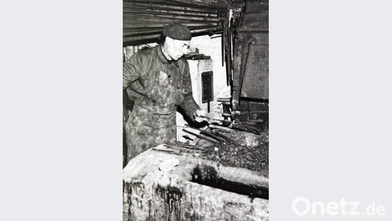 Hans Banrucker war der letzte Schmied, der in diesem Gebäude sein Handwerk ausübte. Das Foto stammt aus den 1960er Jahren. Bild: JOCHEN NEUMANN 
ERBENDORF