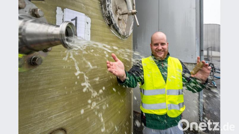Patrick Biebl von der Firma Develey steht neben einem Behälter mit Salzwasser aus der Gurkenproduktion. Bild: Armin Weigel/dpa