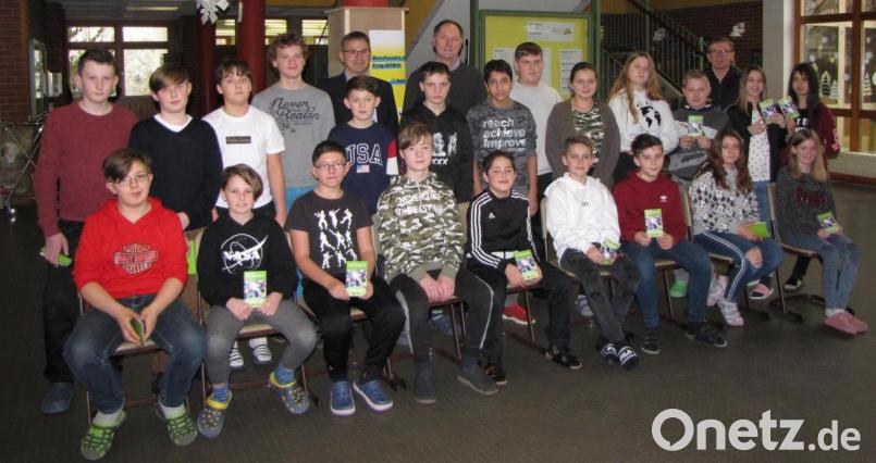 Diese Schüler übernehmen ab sofort eine große Verantwortung für ihre Kameraden. Rektor Hubert Reil, Konrektor Richard Troglauer und Verkehrserzieher Jakob Stahl (hintere Reihe, von links nach rechts) beglückwünschten die Schüler nach der Prüfung. Bild: dob