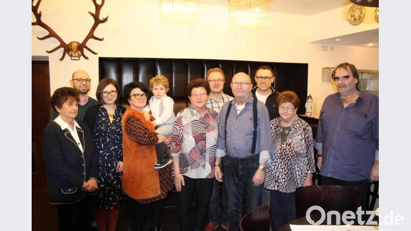 Jubilarin Erika Bauer (Sechste von links) mit ihrem Lebensgefährten Herbert Diesner, ihren Kindern und Enkelkindern sowie mit Freunden und Bekannten bei der Feier im Gasthof „Zum Metzger“. Bild: soj