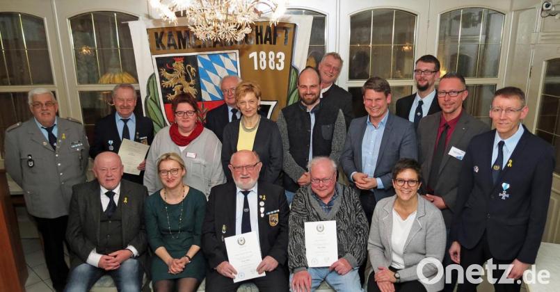 Ehrungen für die Sammler des Volksbunds Deutsche Kriegsgräberfürsorge sowie für langjährige Mitglieder verteilt die Soldatenkameradschaft 1883 Rothenstadt. Bild: Dobmeier