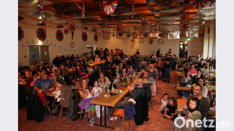 Im vollen Jugendheimsaal ist Stimmung geboten. Bild: sne