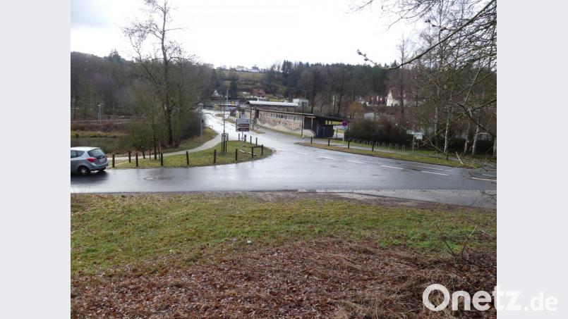 Die dritte Hauptleitung der Eschenbacher Wasserversorgung wird ab der Zufahrt Hotzaberg über die B 470, den Fußweg vor den Gebäuden des Freibades (Bild) und den Sommerleitenweg bis zur Ostseite des Sportheimes führen. Bild: rn
