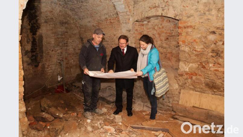 (von links) Achim Gmeiner von der Baufirma Janner, Bürgermeister Hans Donko und die Museumsleiterin des Dokumentationszentrums, Dr. Kerstin Pöllath. Bild: JOCHEN NEUMANN 
ERBENDORF