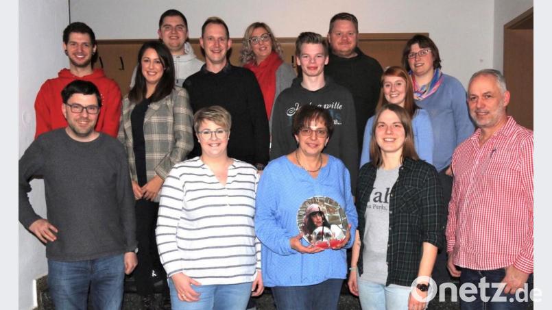 Regina Bräutigam (Dritte von rechts vorne) wird bei der Mitgliederversammlung der Katholischen Theatergruppe für 25 Rolleneinsätze geehrt. Bild: rgr