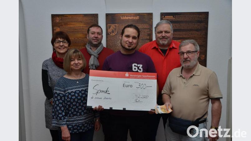 Der SPD-Vorstand mit Heinrich Rewitzer (Zweiter von rechts) und Bürgermeisterkandidat Bernd Koller (hinten, Zweiter von links) überreicht 300 Euro an Ingrid Scheinkönig (vorne, links) vom Amt für soziale Angelegenheiten für Bedürftige in der Stadt. Bild: dob