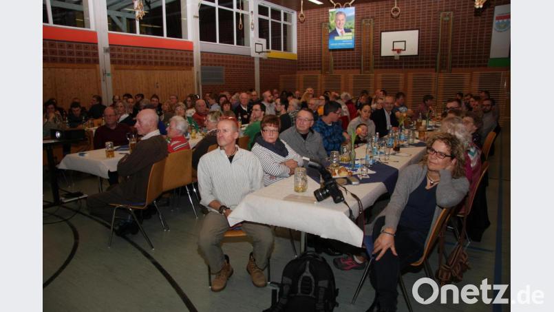 Das Interesse war groß. Die Halle war bis auf den letzten Platz besetzt. Bild: wro